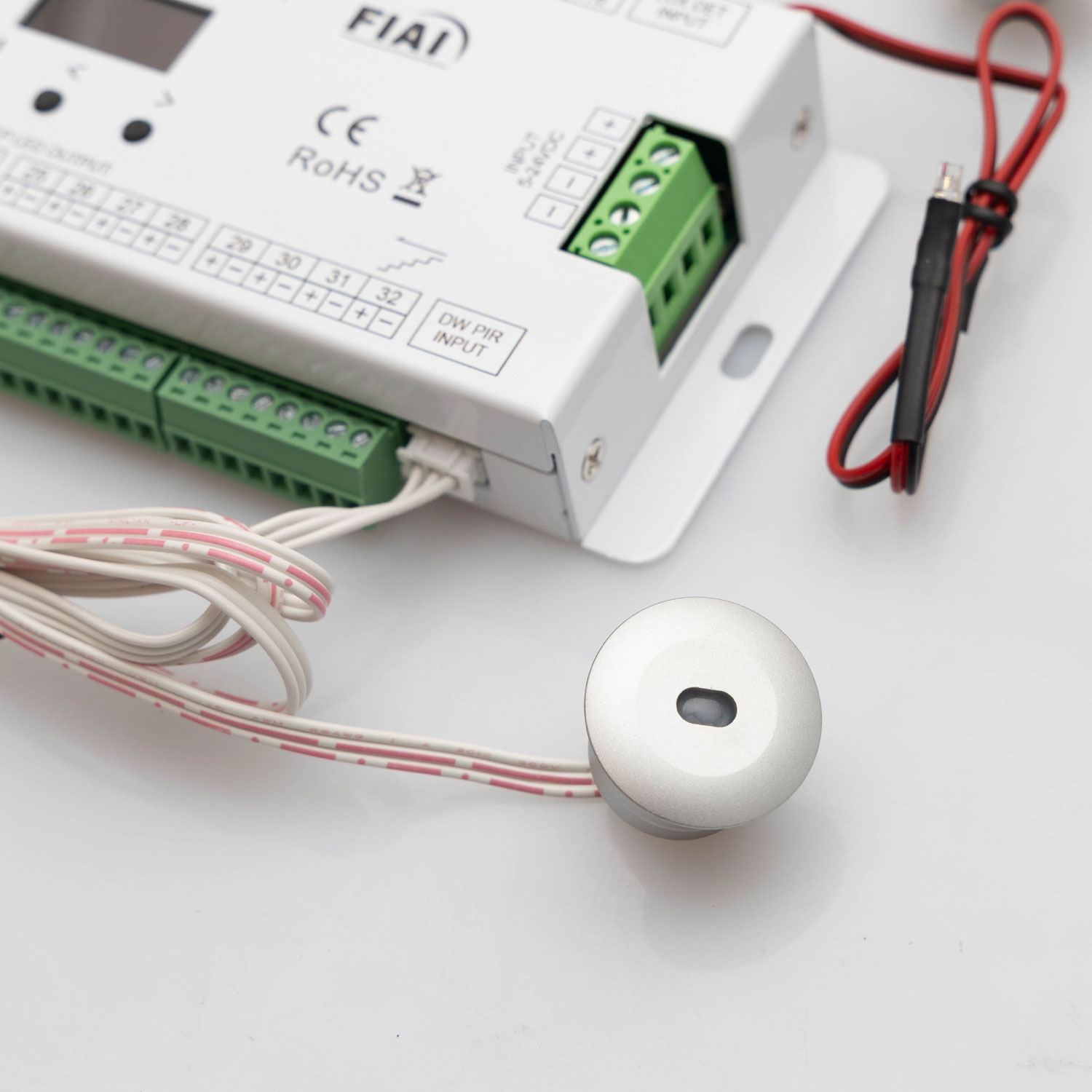 Treppen-Effekt PWM-Dimmer 5-24V DC, 32x1A + SPI-Output, 2 PIR Sensor + 2 Push-Tast Eingänge